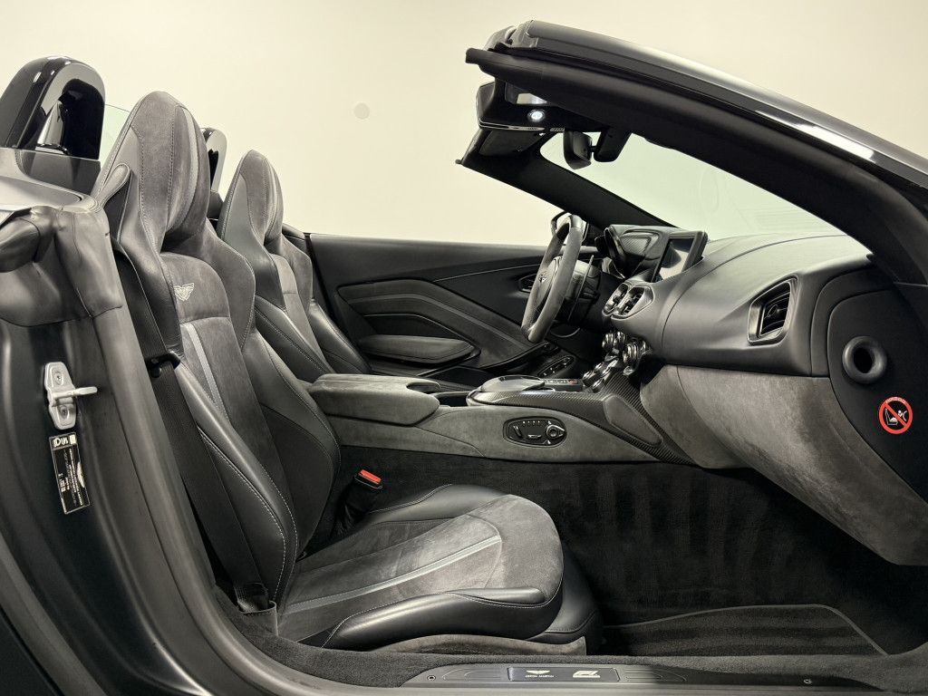 Aston Martin V8 Vantage 2021