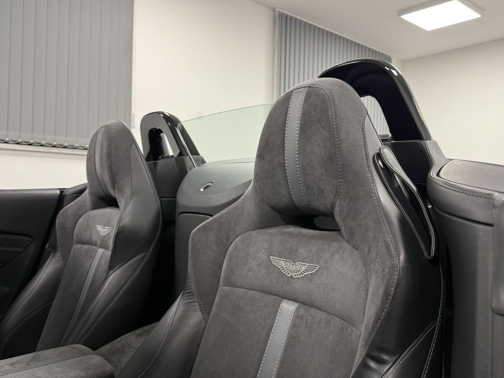 Aston Martin V8 Vantage 2021