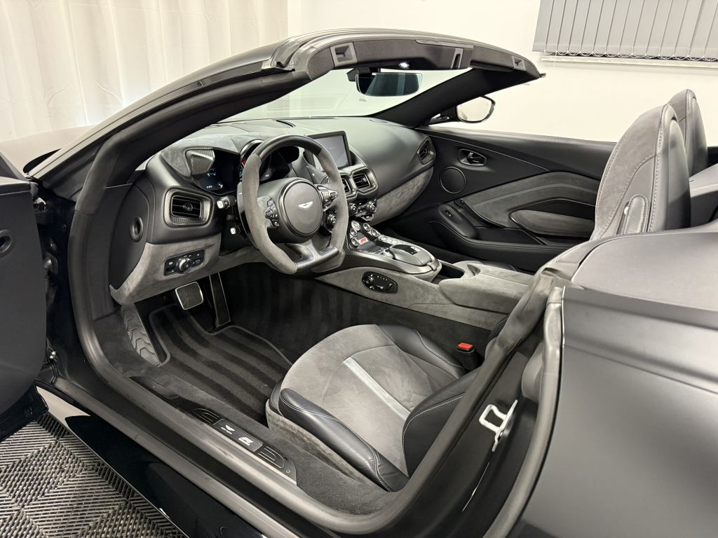 Aston Martin V8 Vantage 2021