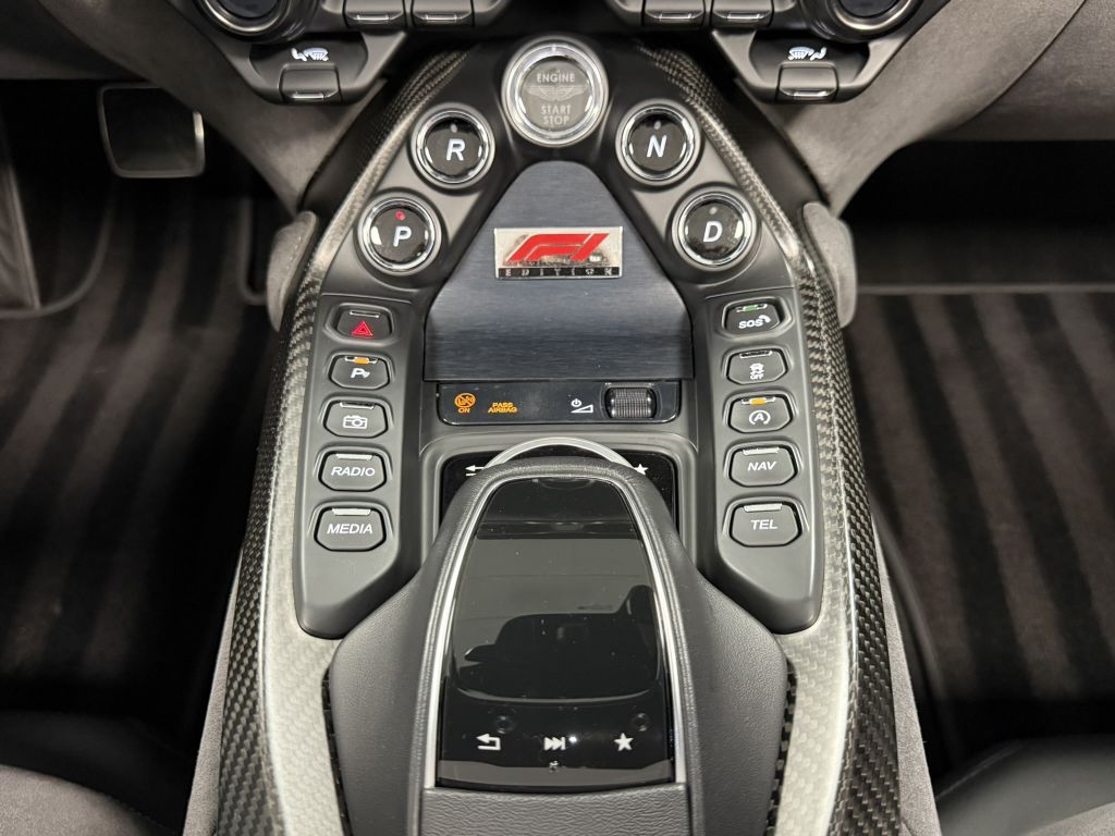 Aston Martin V8 Vantage 2021