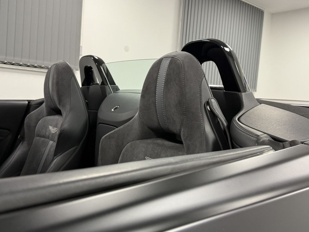 Aston Martin V8 Vantage 2021