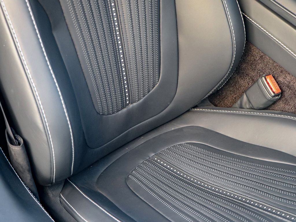 Aston Martin DB11 2024