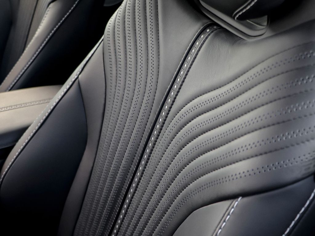 Aston Martin DB11 2024