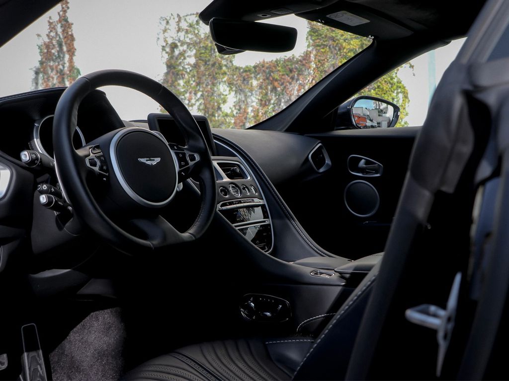 Aston Martin DB11 2024