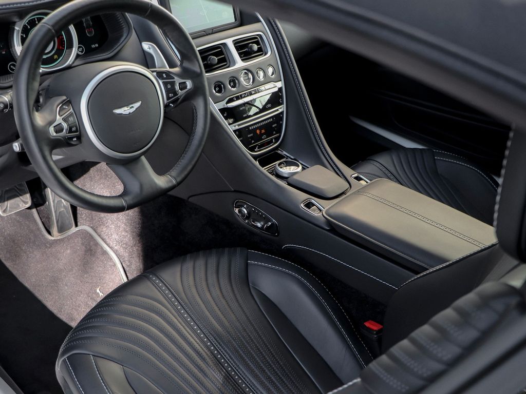 Aston Martin DB11 2024