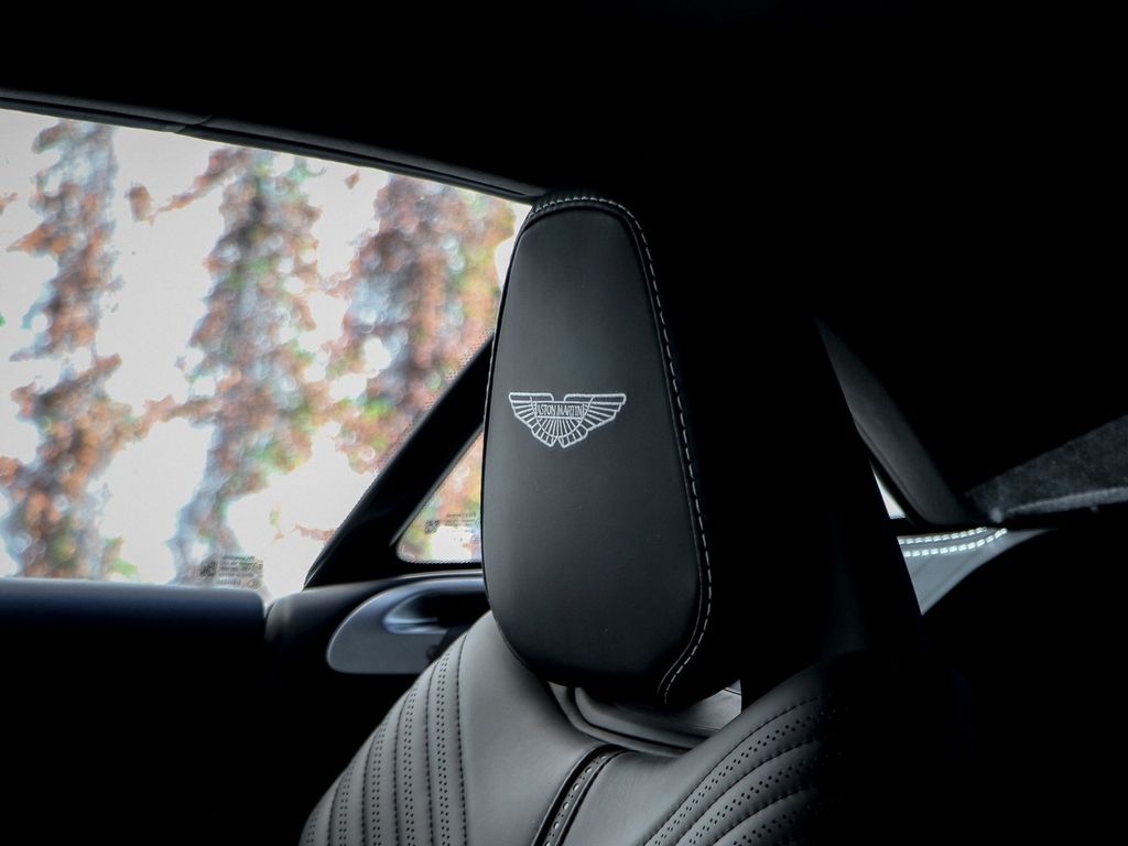 Aston Martin DB11 2024