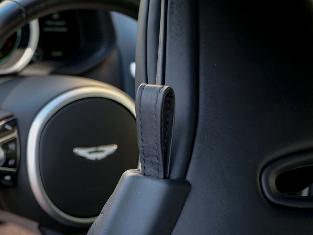 Aston Martin DB11 2024