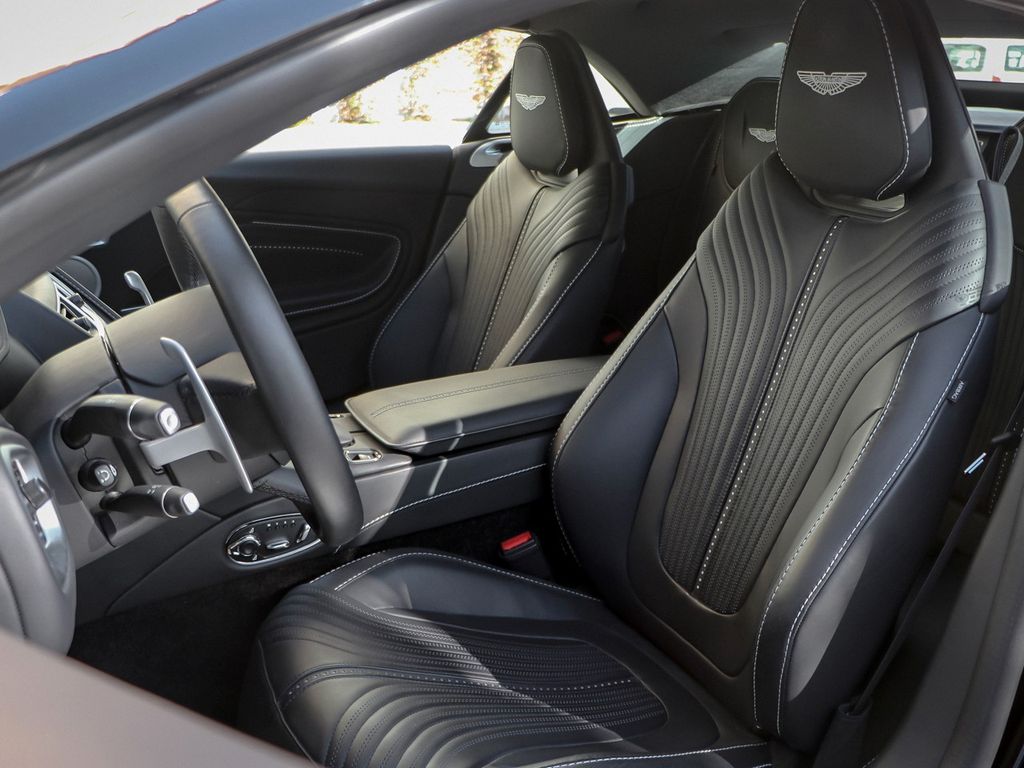 Aston Martin DB11 2024