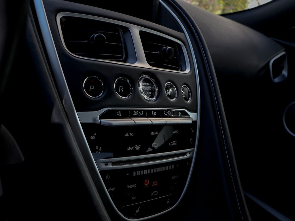 Aston Martin DB11 2024