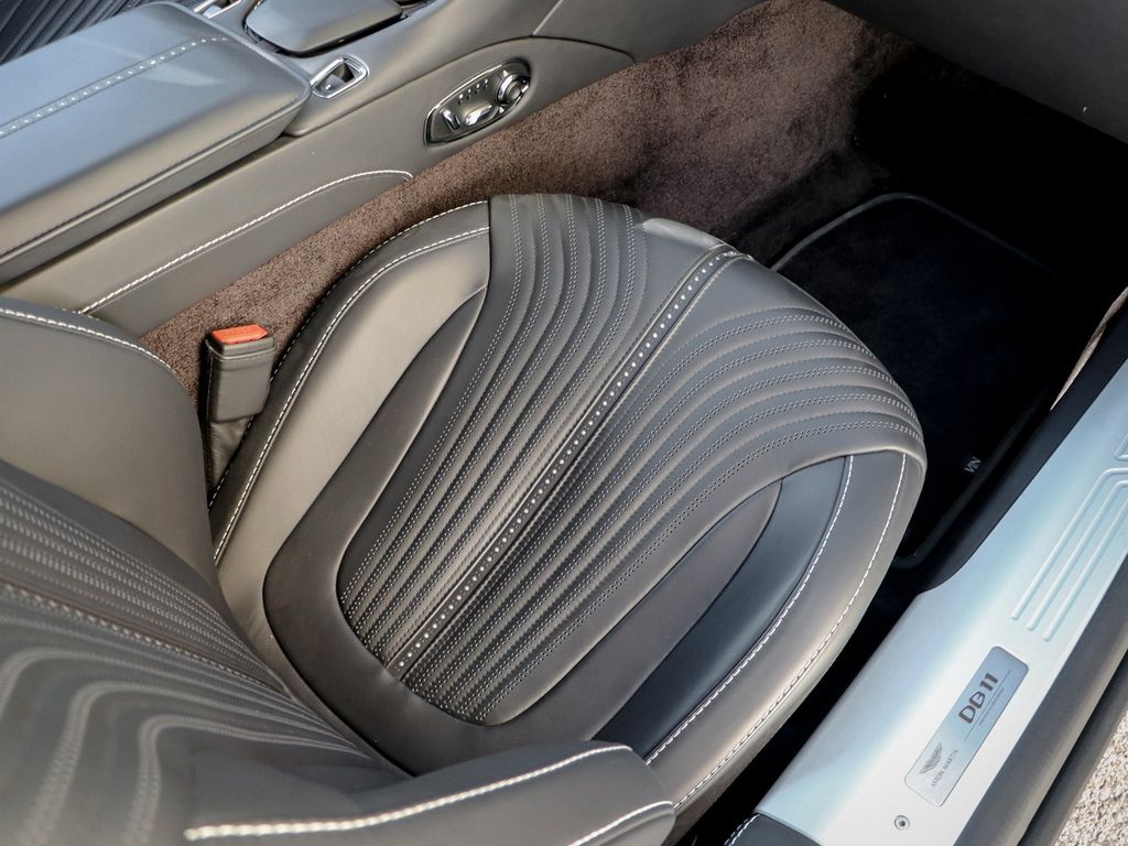 Aston Martin DB11 2024