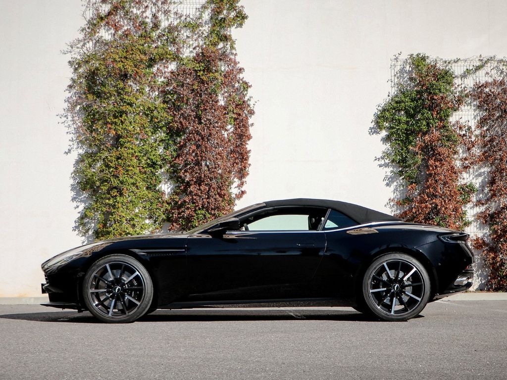 Aston Martin DB11 2024