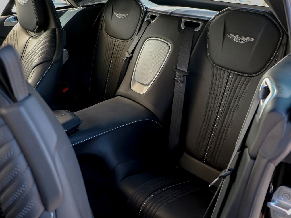 Aston Martin DB11 2024