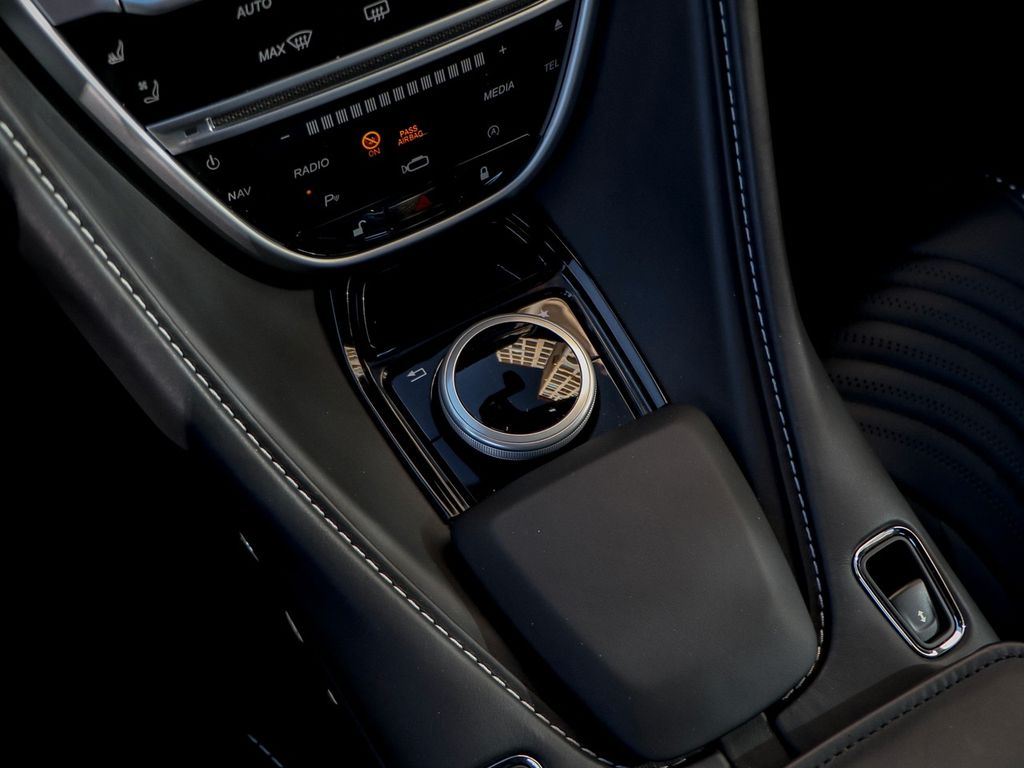 Aston Martin DB11 2024