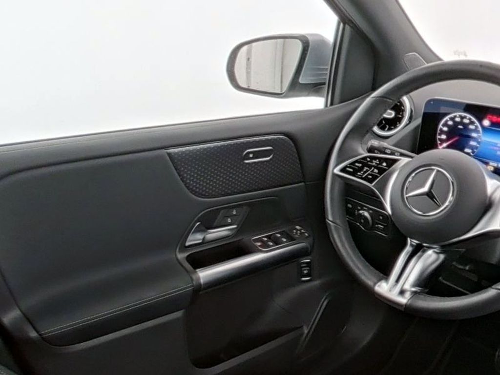 Mercedes-Benz B 200 2025