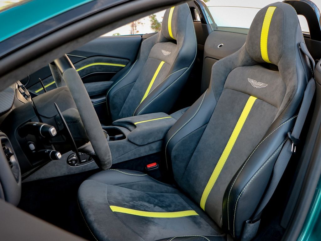 Aston Martin V8 Vantage 2022