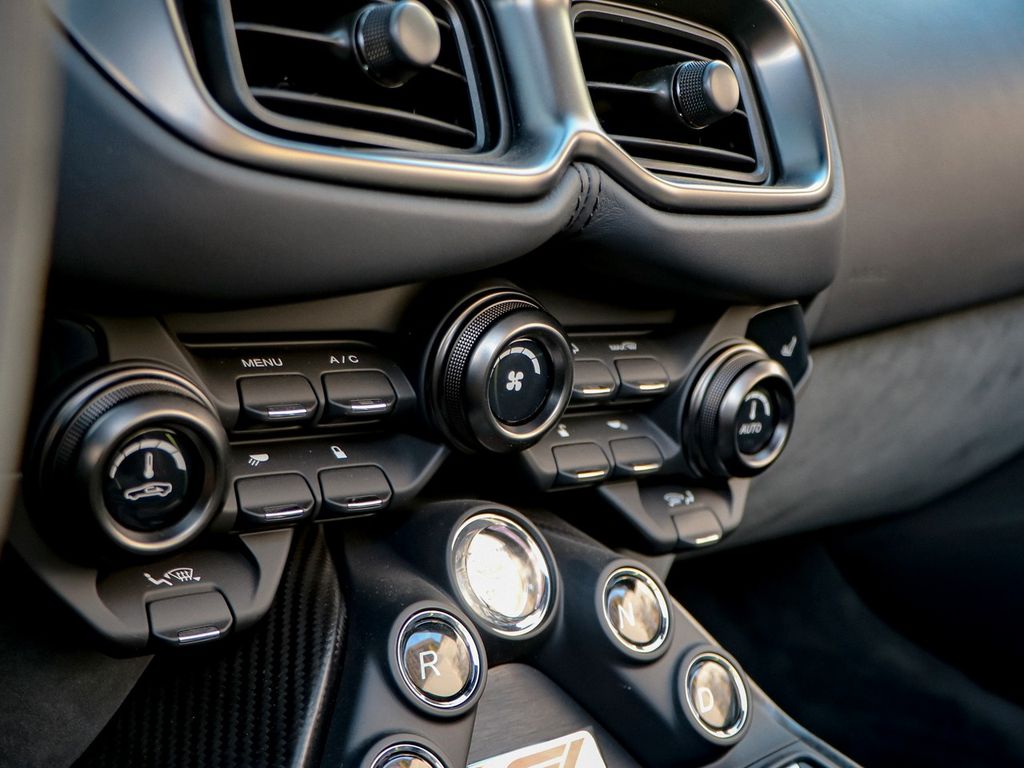 Aston Martin V8 Vantage 2022