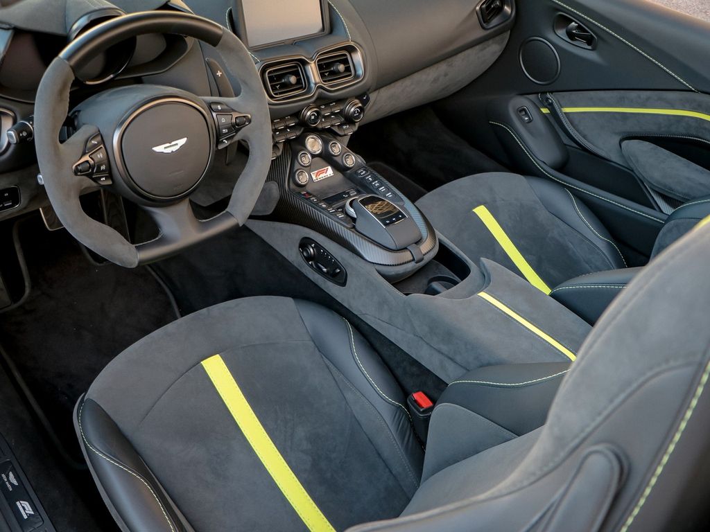 Aston Martin V8 Vantage 2022