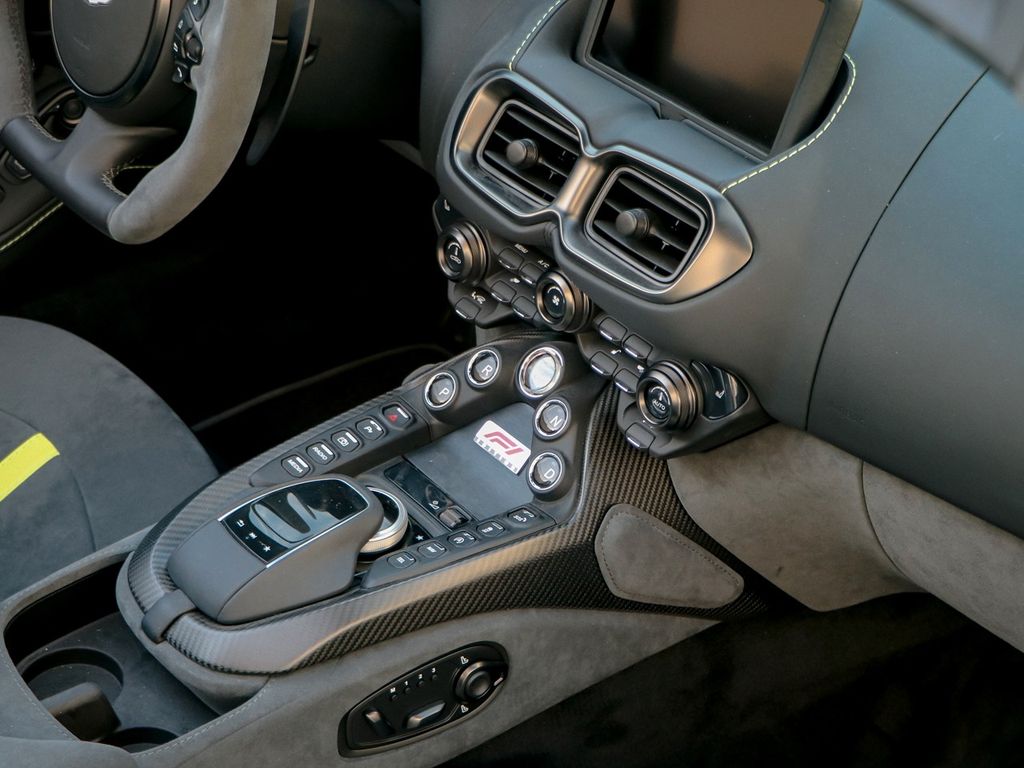 Aston Martin V8 Vantage 2022