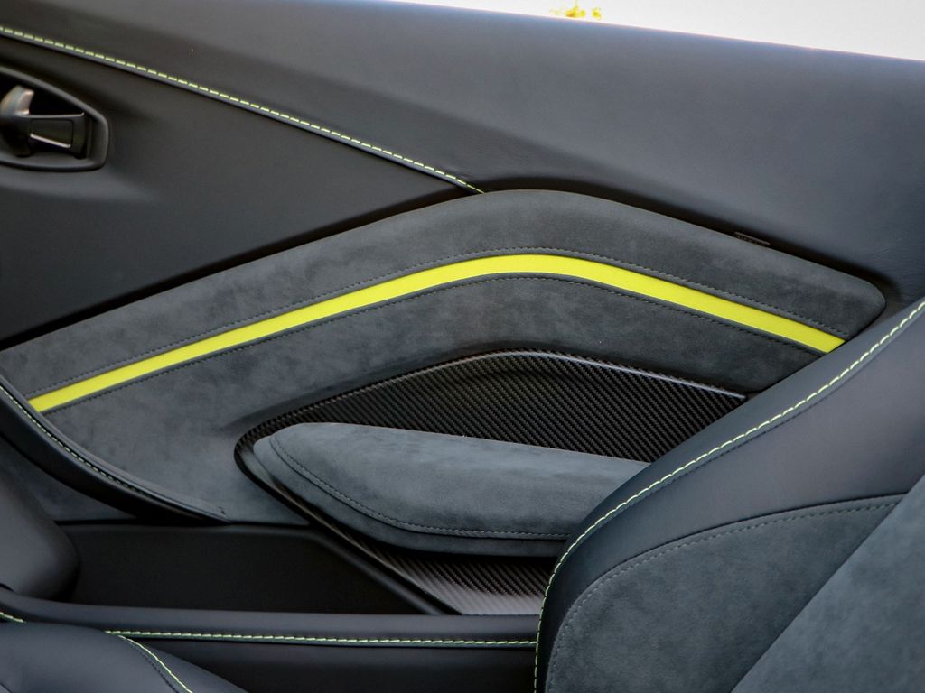 Aston Martin V8 Vantage 2022