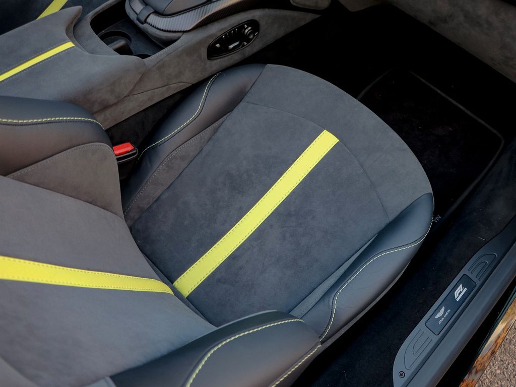 Aston Martin V8 Vantage 2022