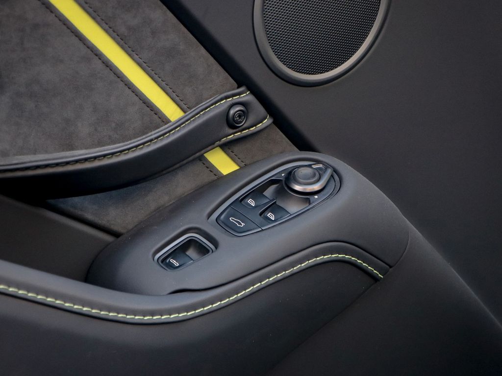 Aston Martin V8 Vantage 2022