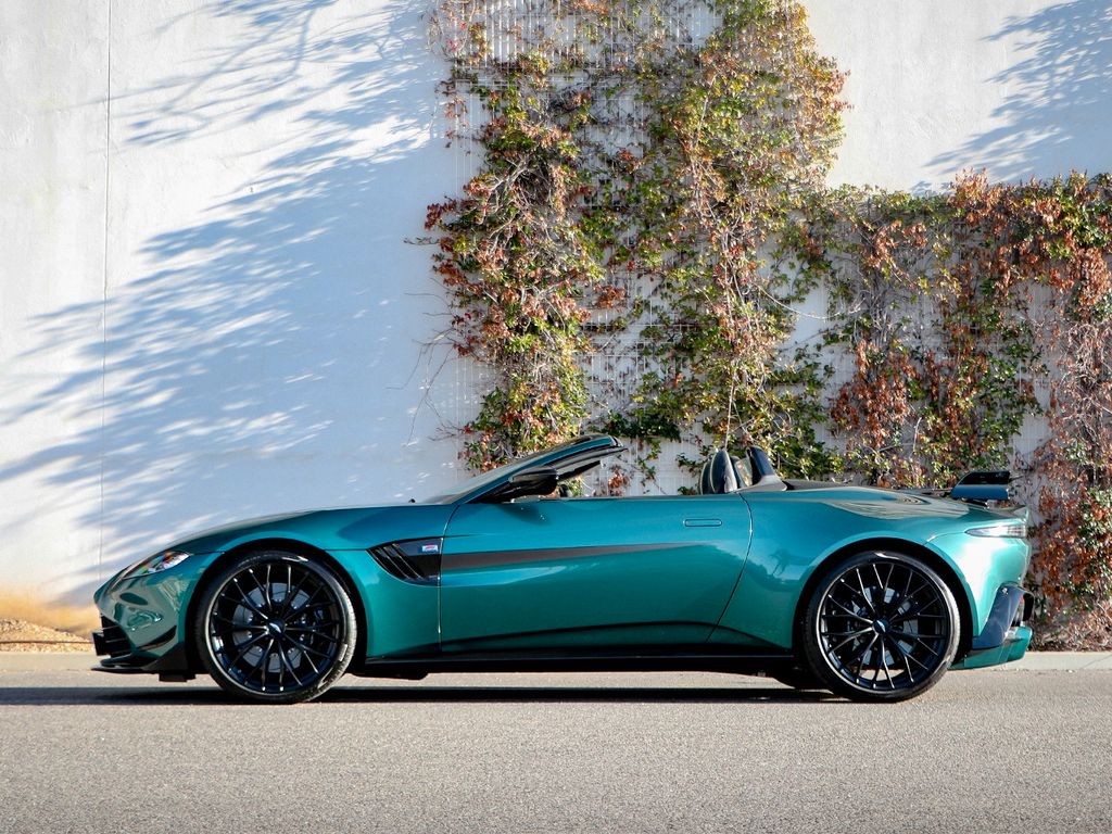 Aston Martin V8 Vantage 2022