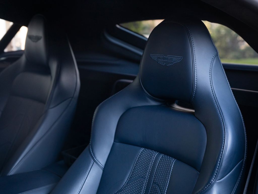 Aston Martin V8 Vantage 2025