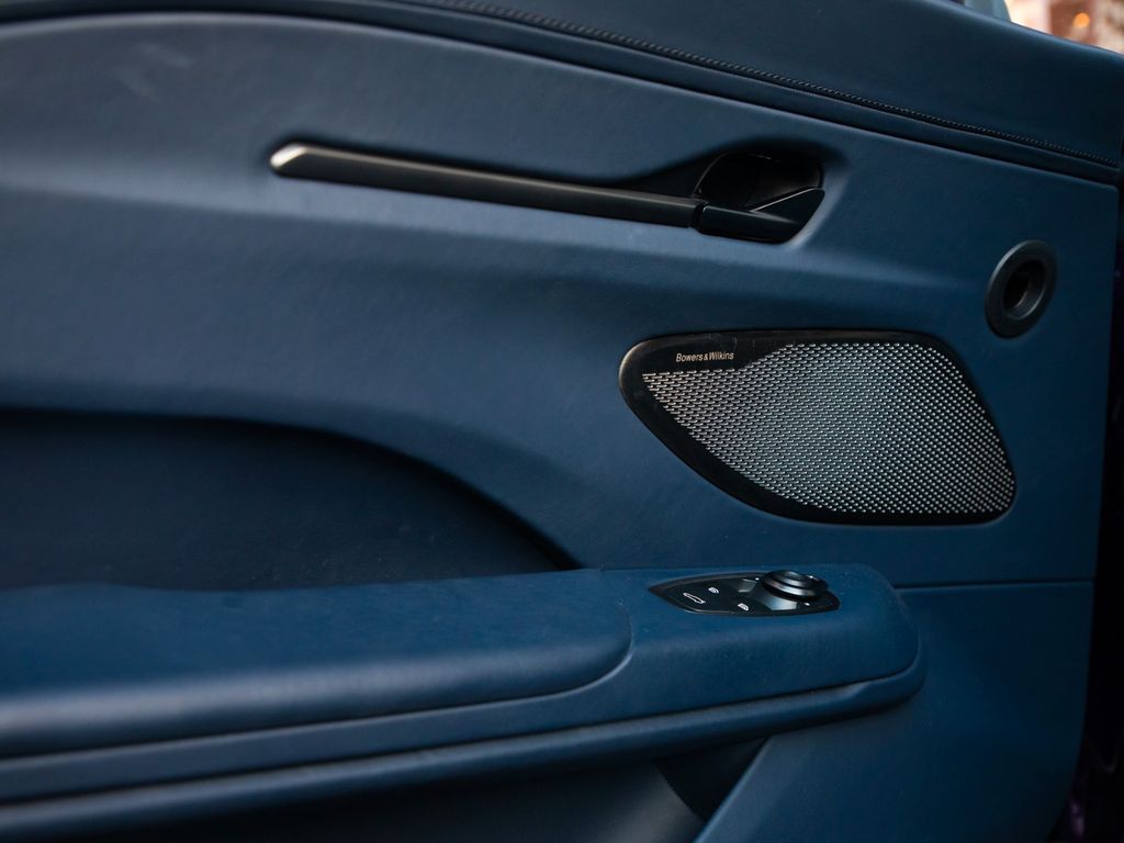Aston Martin V8 Vantage 2025