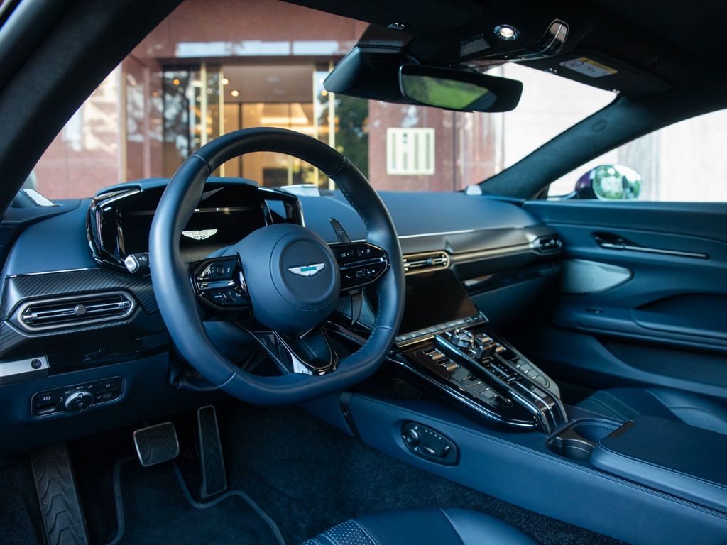 Aston Martin V8 Vantage 2025