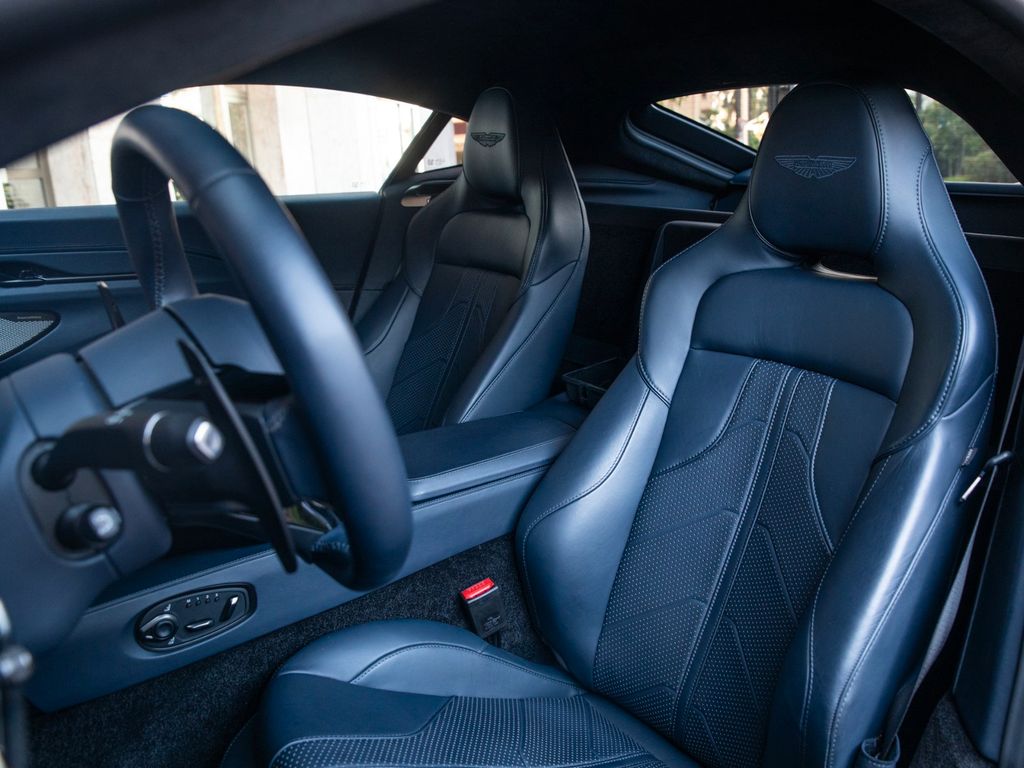 Aston Martin V8 Vantage 2025