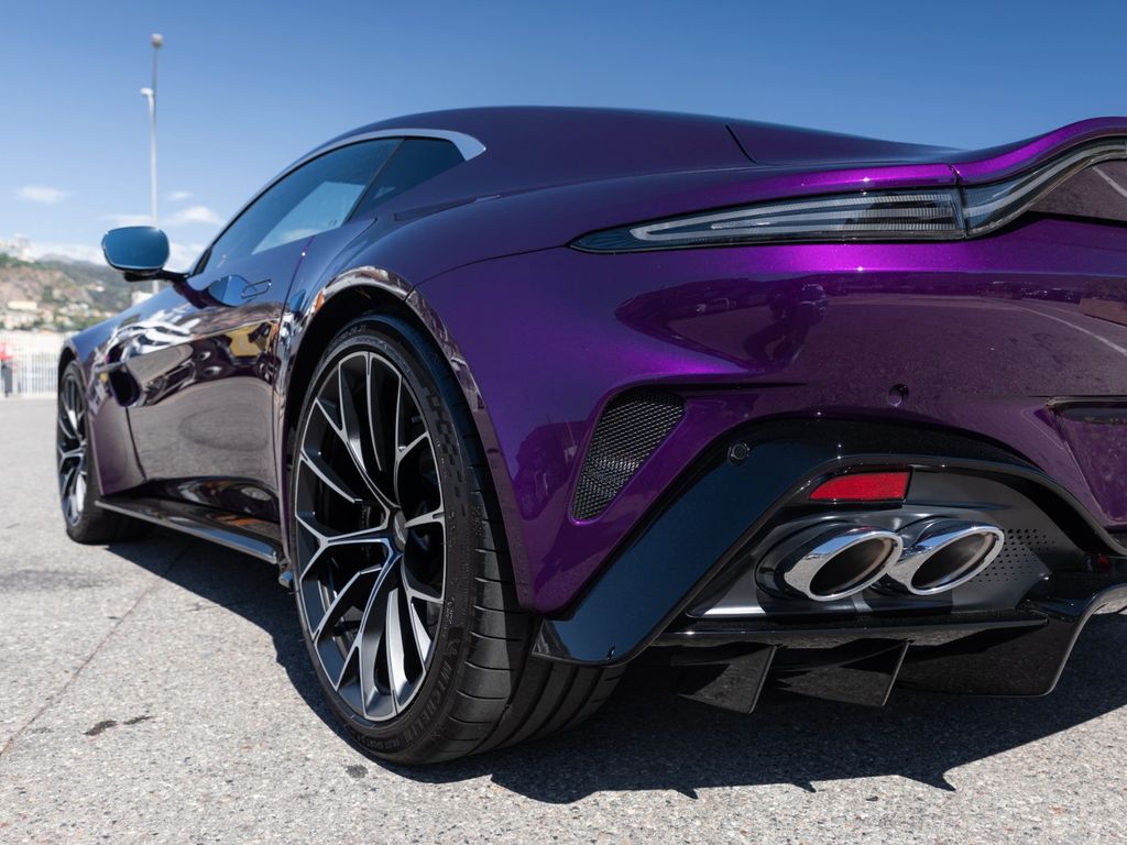 Aston Martin V8 Vantage 2025