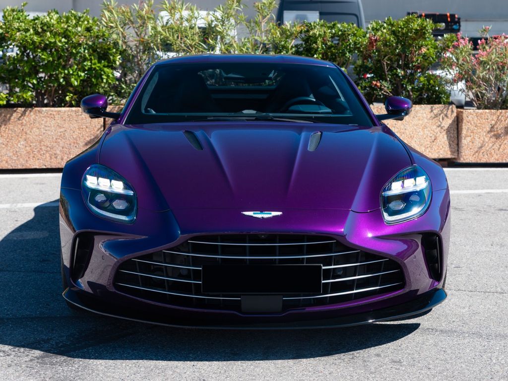 Aston Martin V8 Vantage 2025