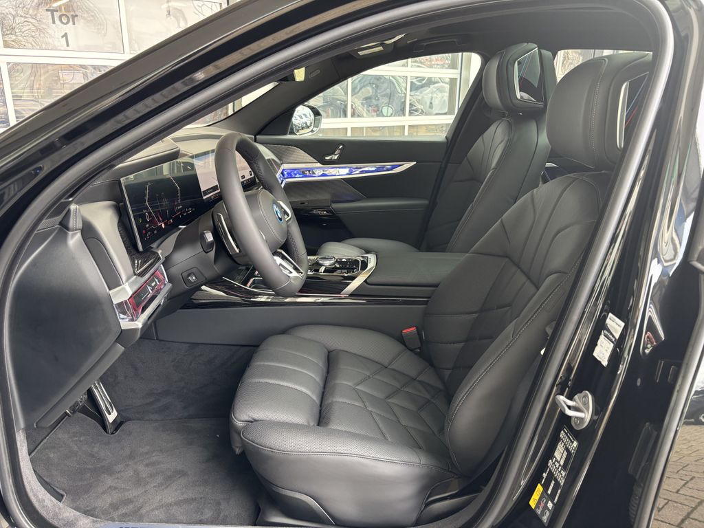 BMW 750 2025