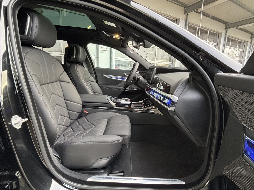 BMW 750 2025