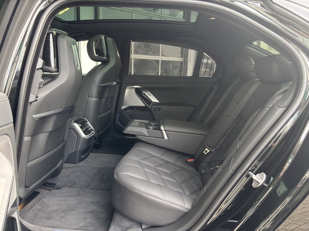 BMW 750 2025