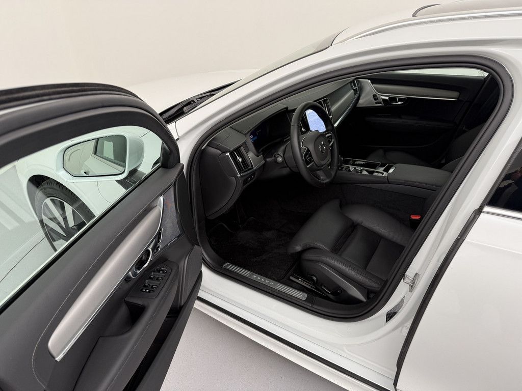 Volvo V90 2025