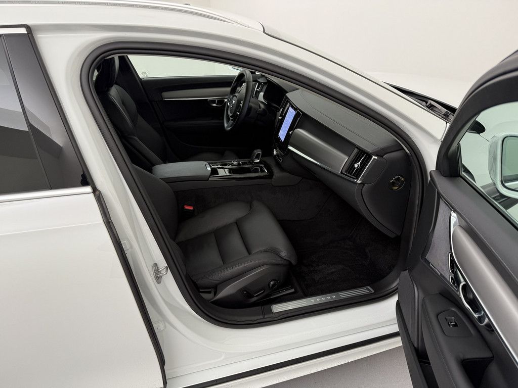 Volvo V90 2025