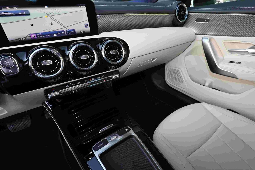 Mercedes-Benz CLA 180 2025