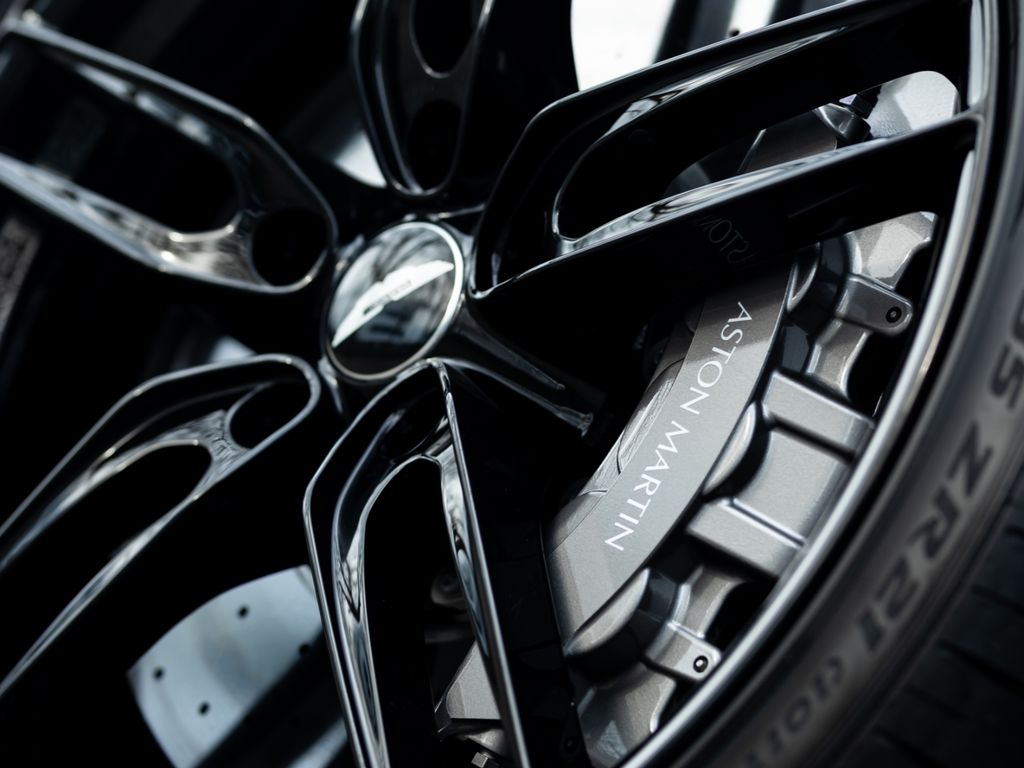 Aston Martin DBS 2023