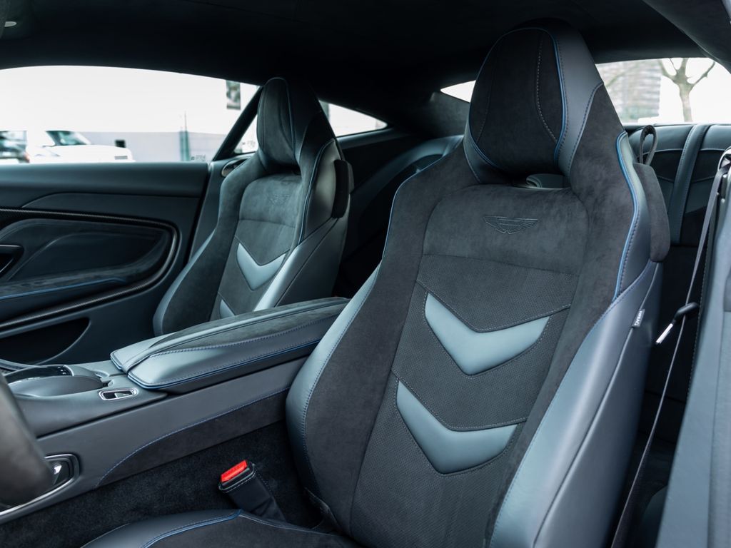 Aston Martin DBS 2023