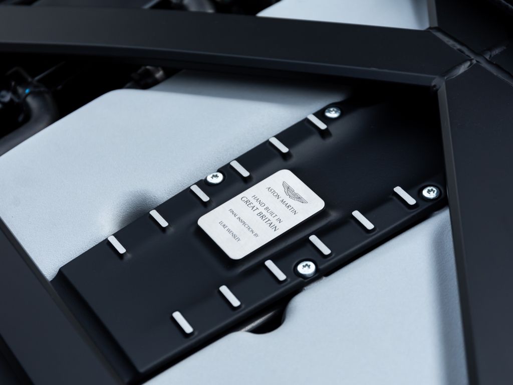 Aston Martin DBS 2023