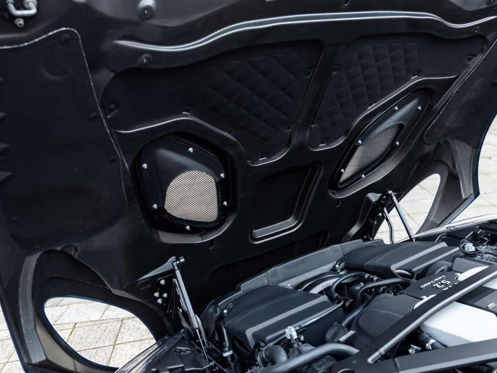 Aston Martin DBS 2023