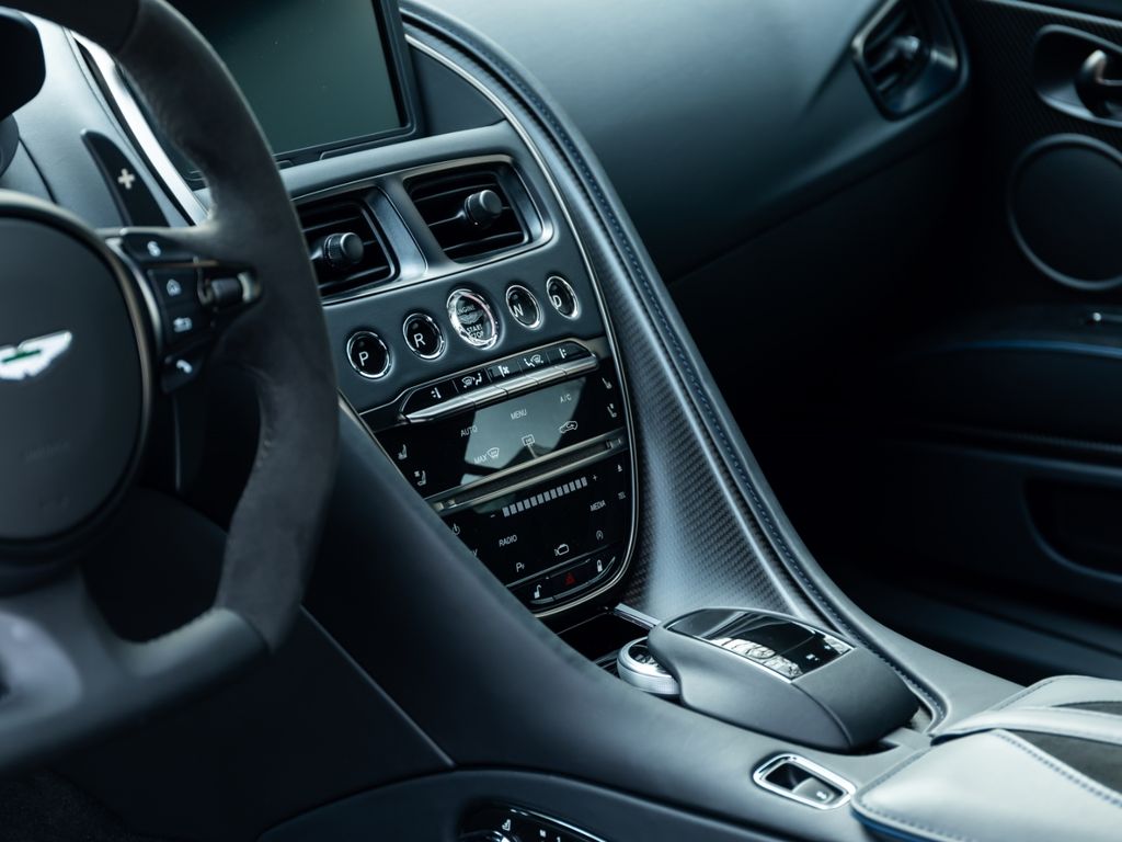 Aston Martin DBS 2023