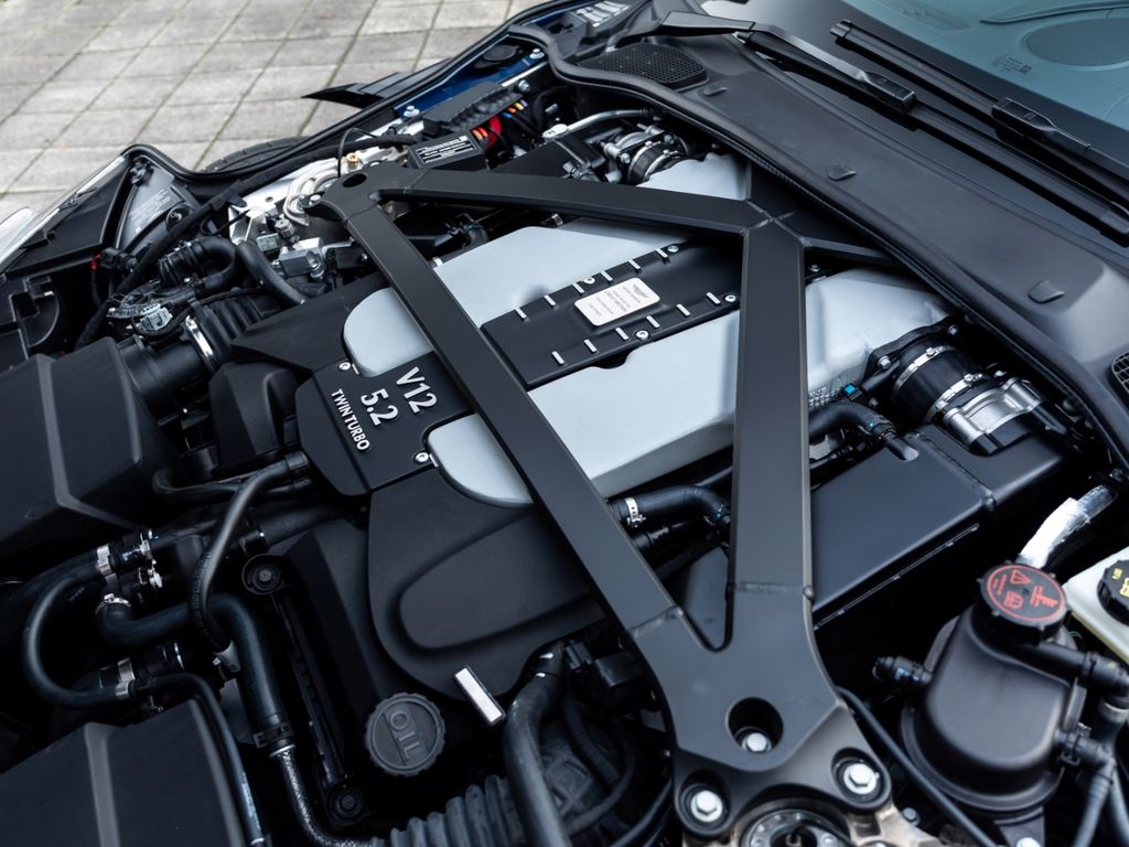 Aston Martin DBS 2023