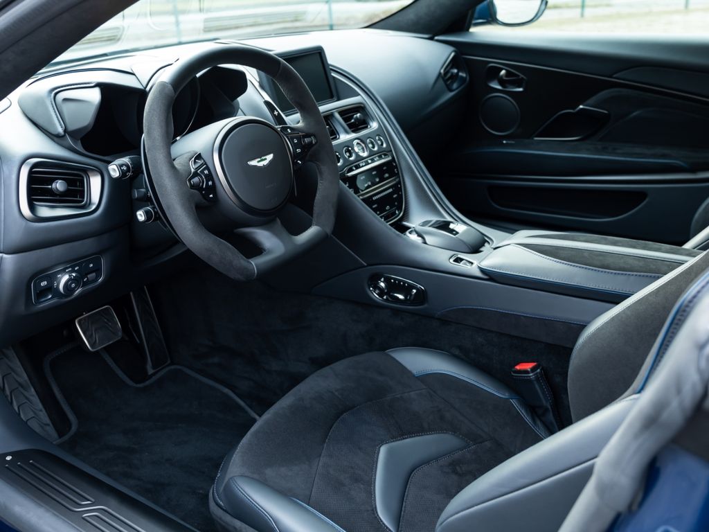 Aston Martin DBS 2023