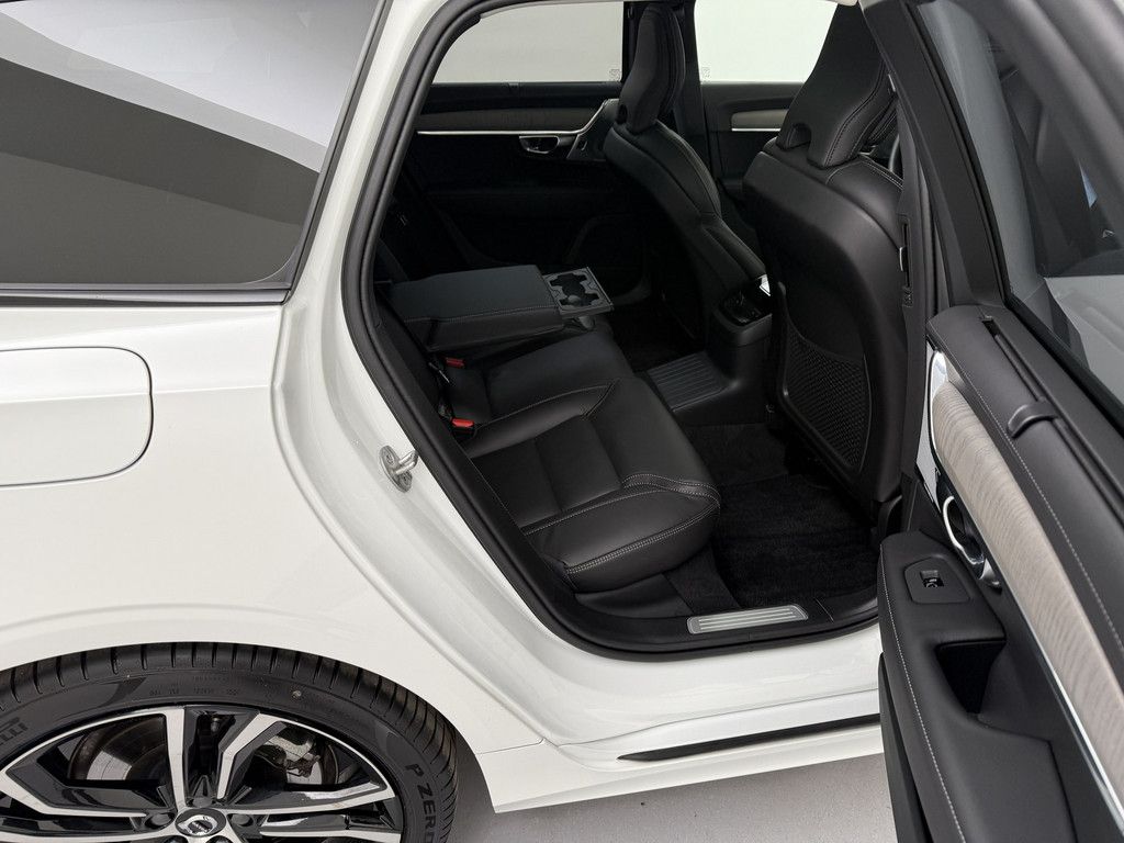 Volvo V90 2025