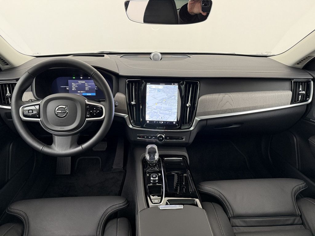 Volvo V90 2025