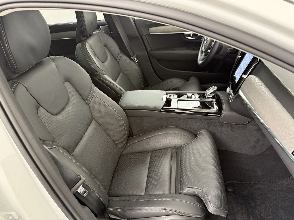 Volvo V90 2025