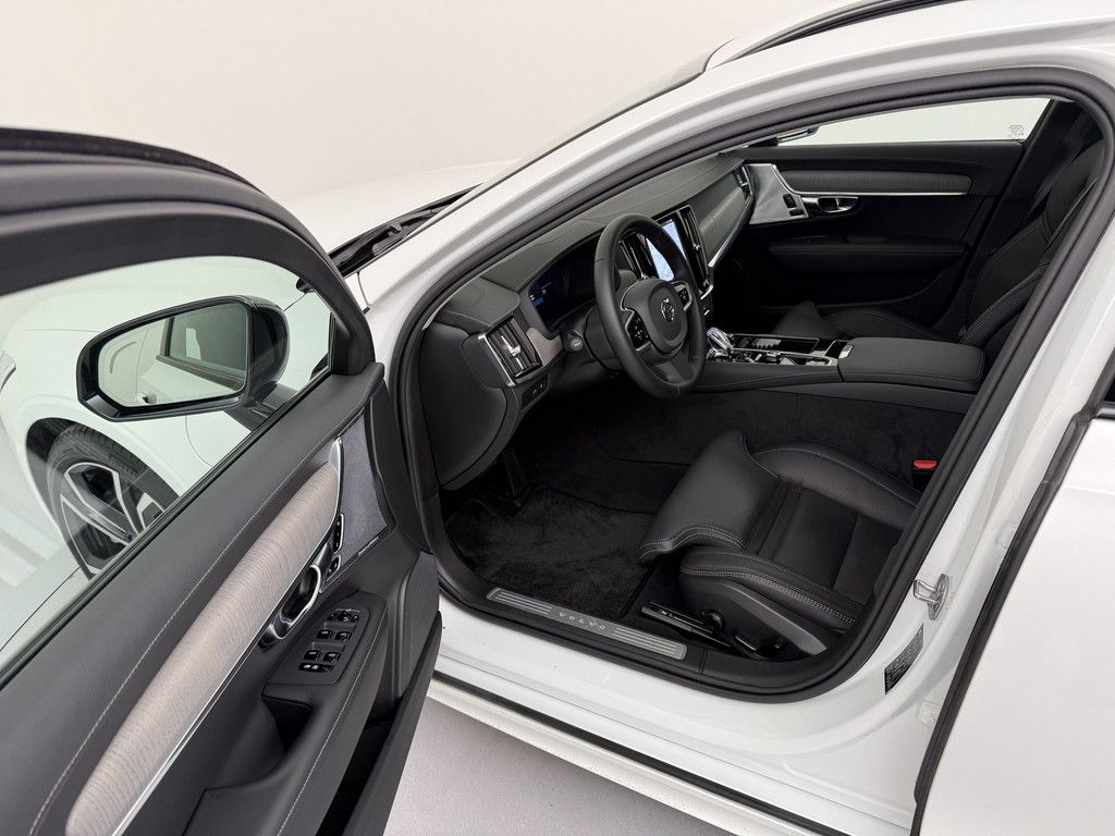 Volvo V90 2025