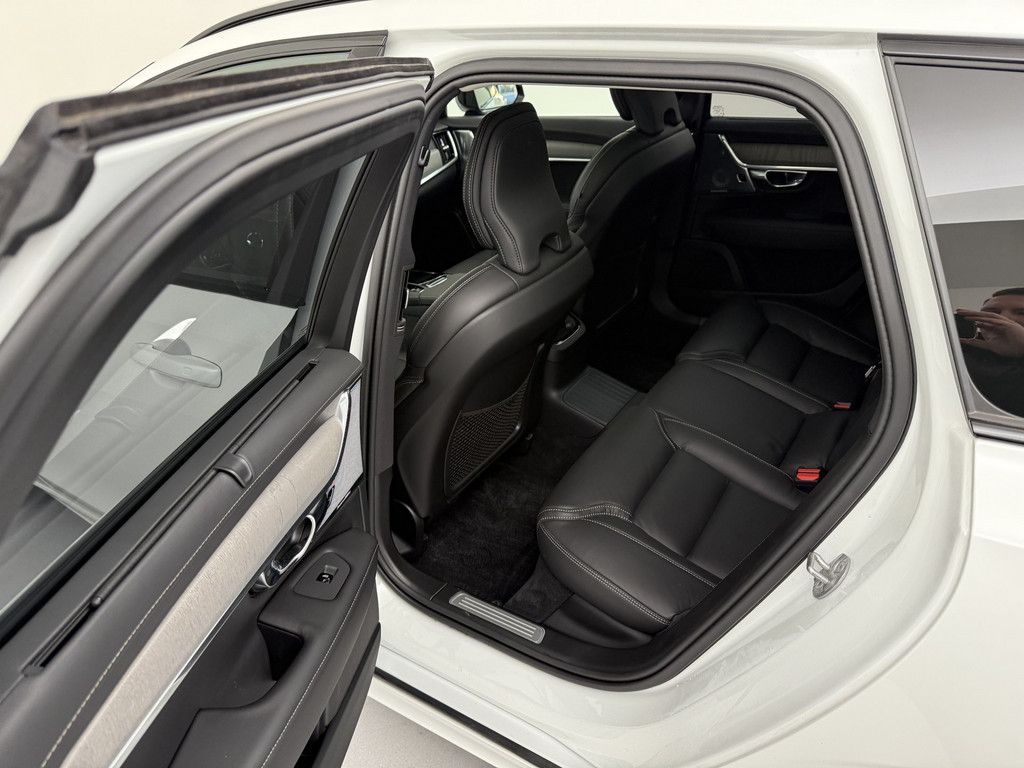 Volvo V90 2025
